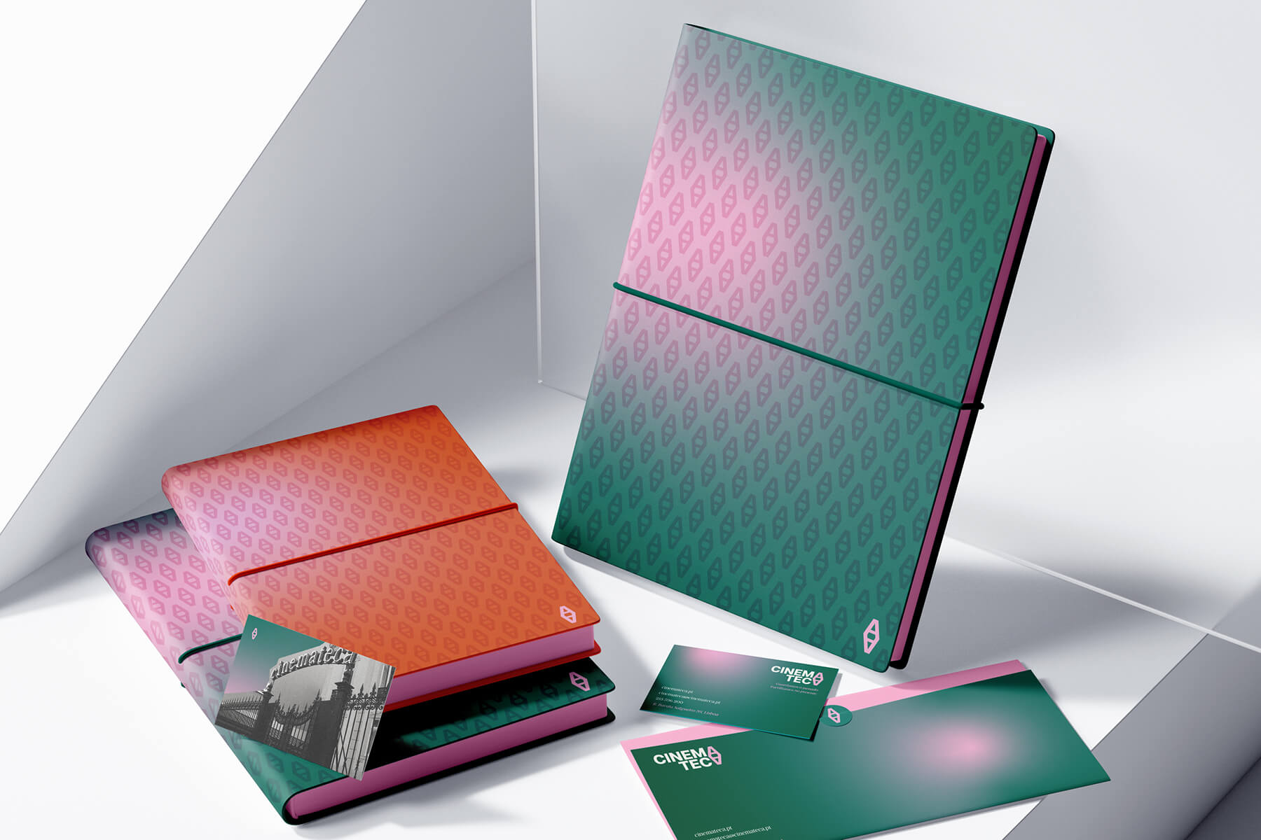 mockup de cadernos, envelope e cartões de visita